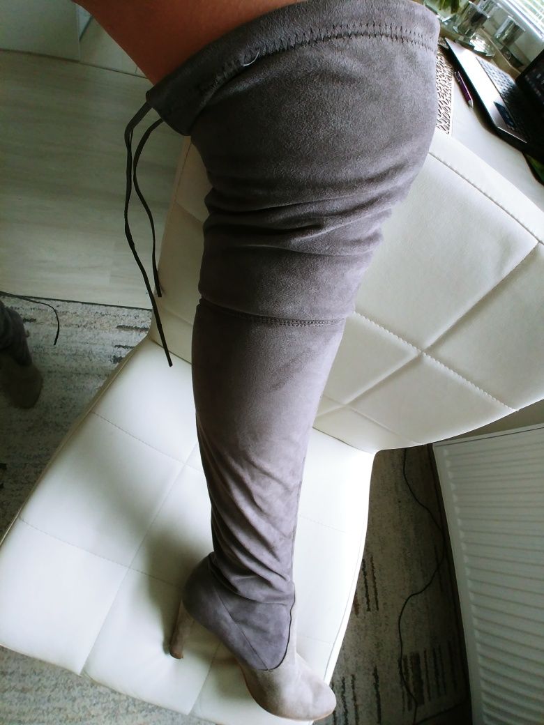 Szare kozaki zamszowe ze skóry Muszkieterki Stuart Weitzman r.39