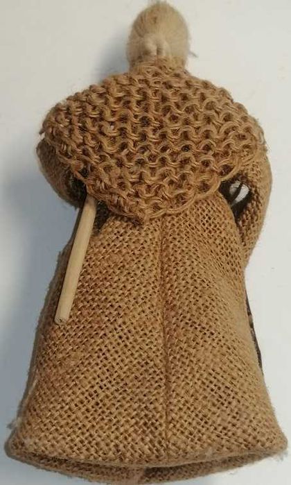 Boneca em palha/vime e Boneca em serapilheira com roca