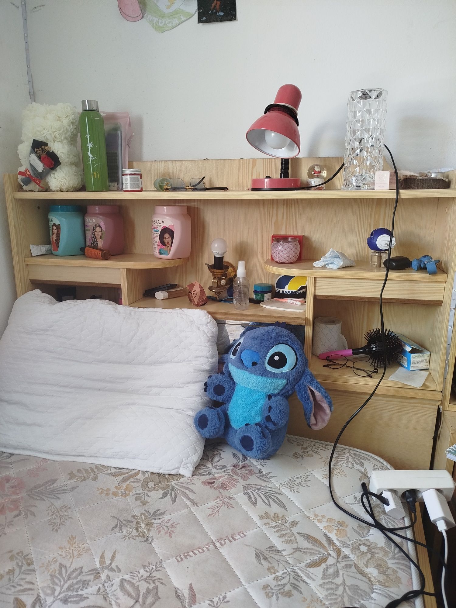 Cama e messa de secretária com arrumação
