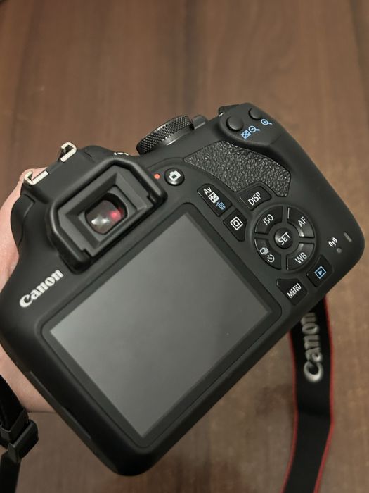 Фотоапарат Canon EOS 2000D