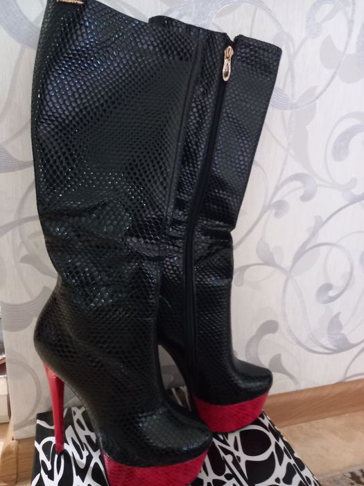 Чоботи осінь на каблучку та платформа стопи