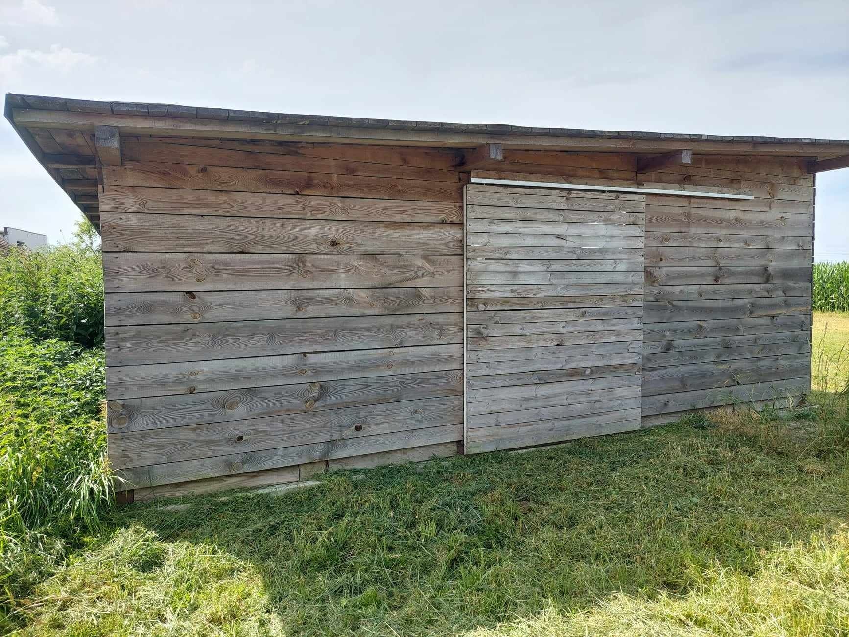 Drewniana stajnia z betonowym fundamentem