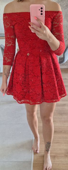 Czerwona koronkowa sukienka
