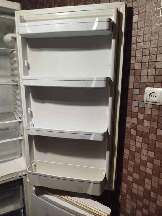 Продам холодильник индезит высота два метра с новым мотором