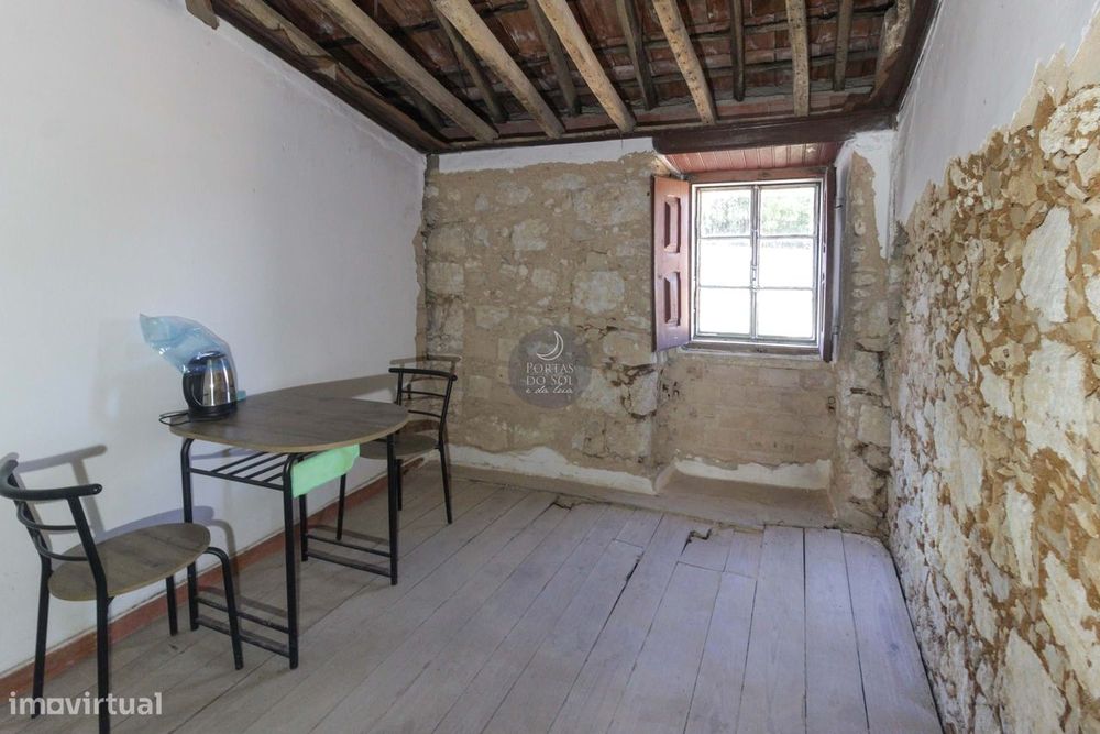 Casa de aldeia c/ garagem em 2.009 m2 de terreno.