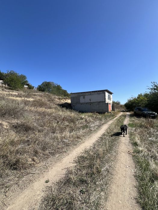 Продам землю в Бугском возле речки