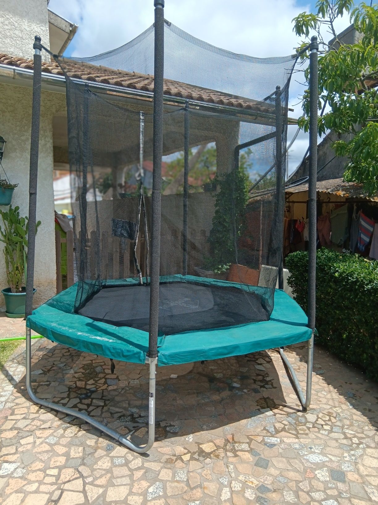 Vendo trampolim hexagonal 240