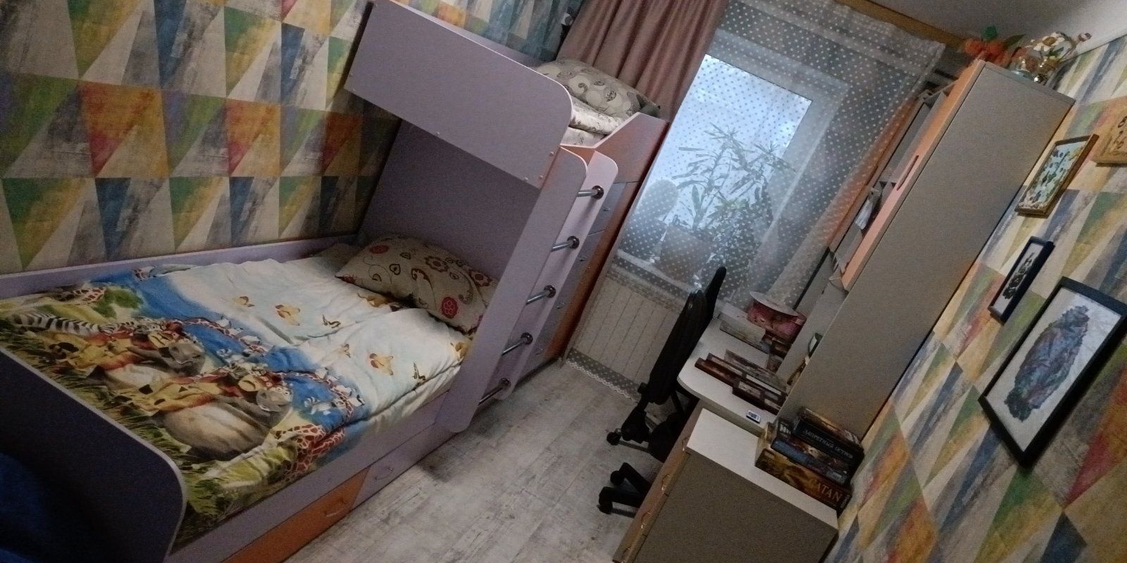 Двоповерхове ліжко, письмовий стіл для двох, меблі у дитячу кімнату,