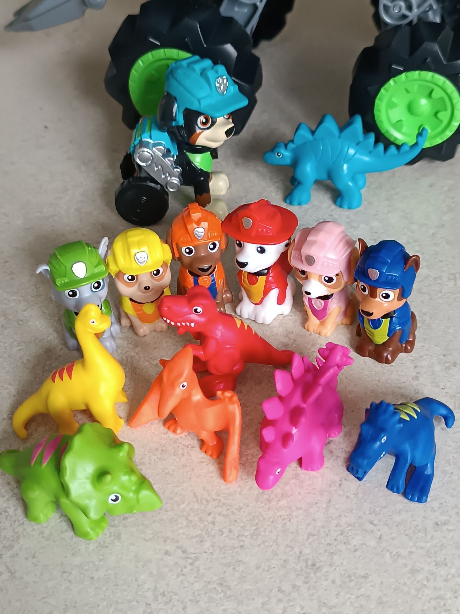 Psi Patrol Rex z pojazdem Dino Rescue + 12 małych
