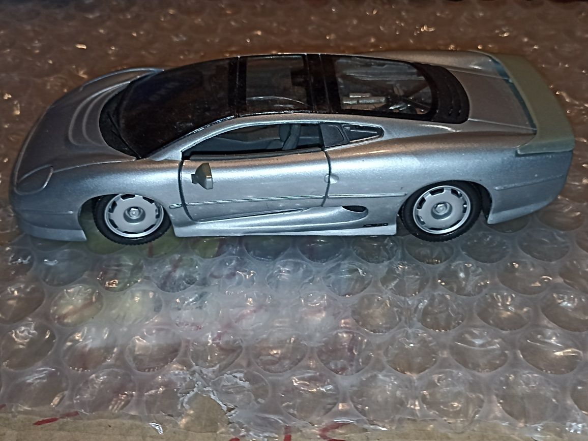 Model samochodu Jaguar XJ 220 Majsto 1:24