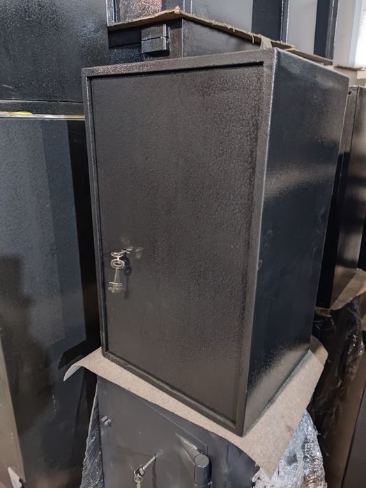 Продаю б.у канцелярський  сейф (метал 5 мм)