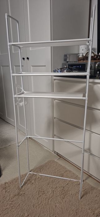 Półka stojąca nad sedesem