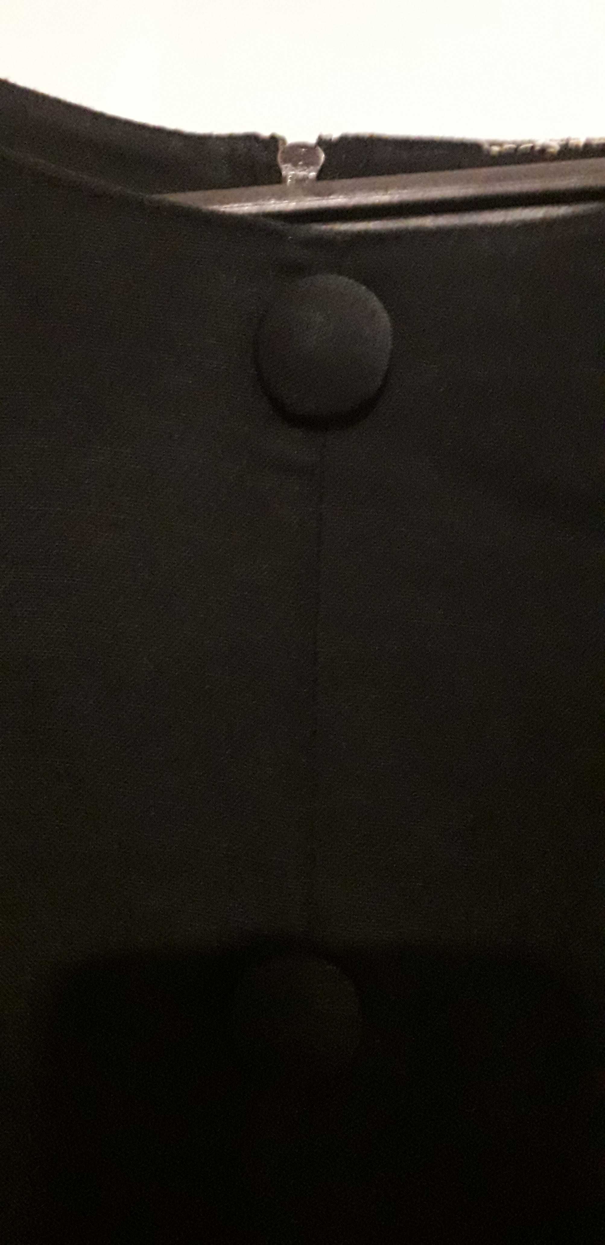 Vestido preto com botões forrados