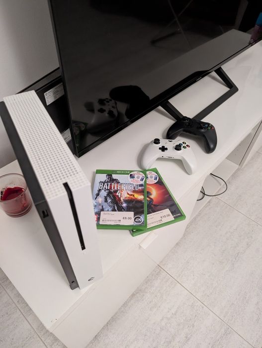 Xbone one s 1TB, dois joys e dois jogos