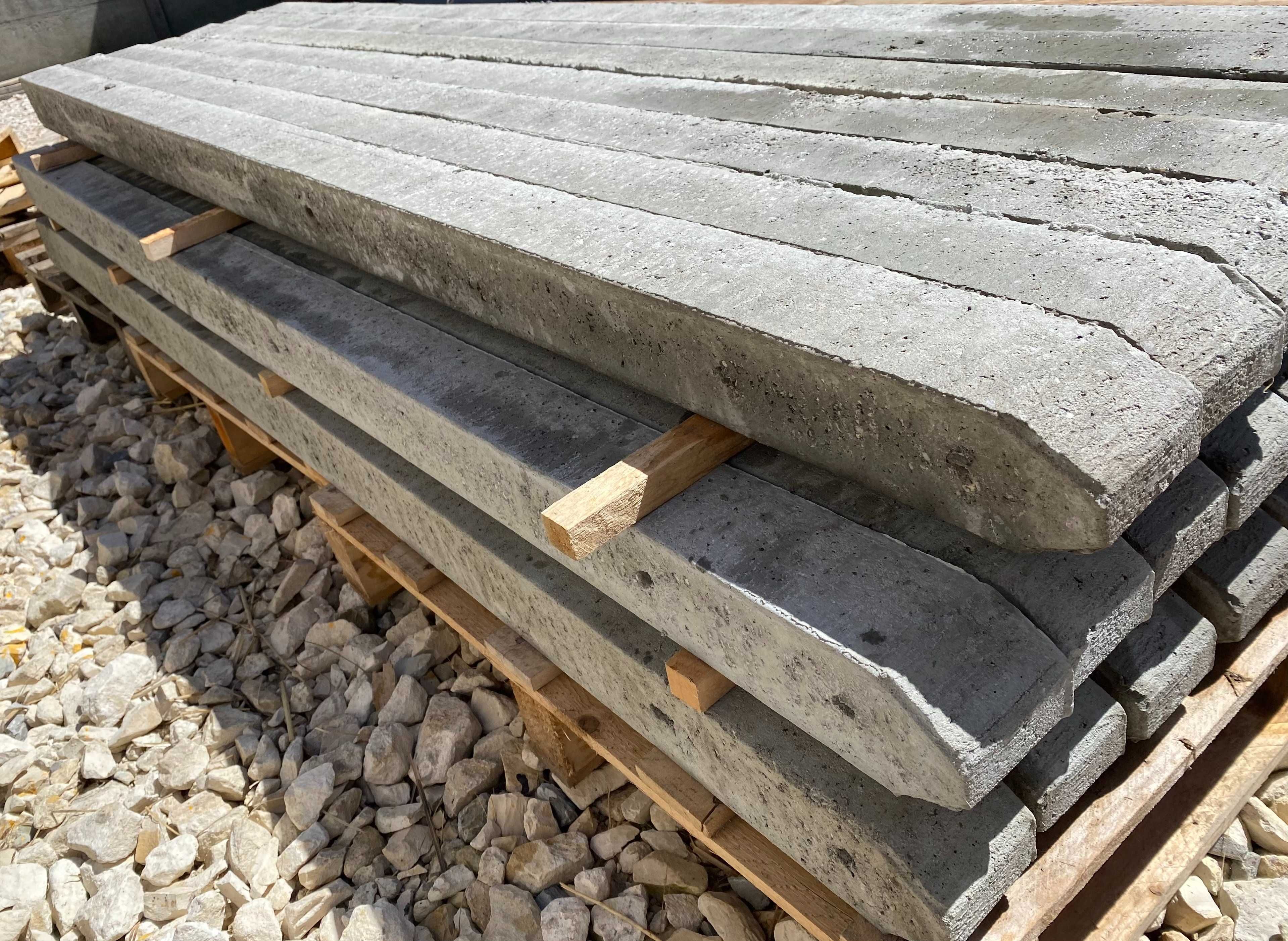 Słupek betonowy do ogrodzeń (do siatki leśnej)/2.20m