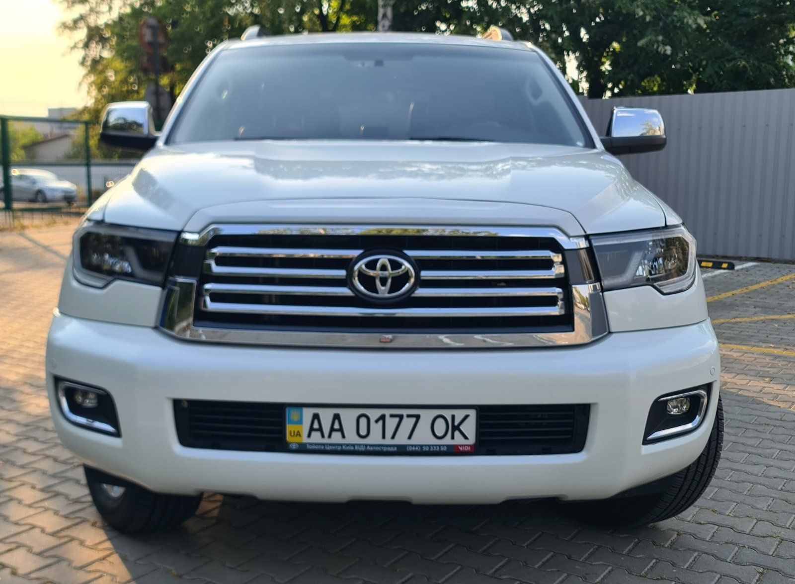 продам Toyota Sequoia Platinum коньячный салон