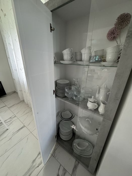 Zestaw mebli biało szare witryna