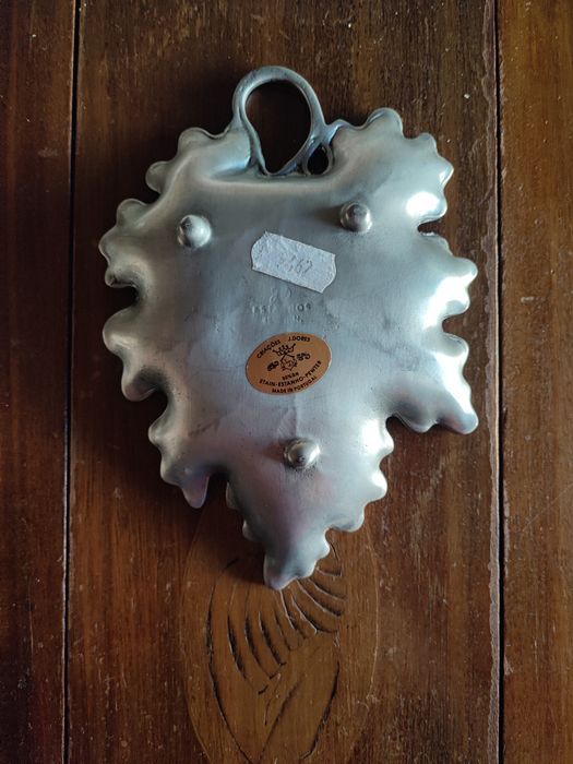 Objeto decorativo em estanho