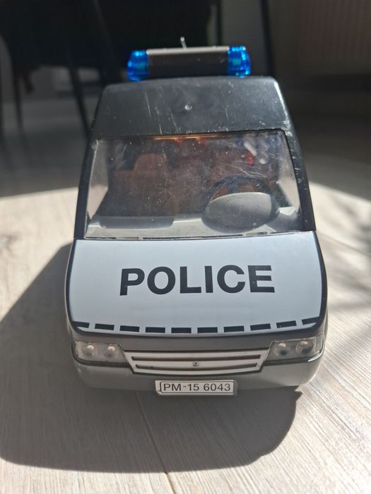 Radiowóz Playmobil z motorem i policjantami