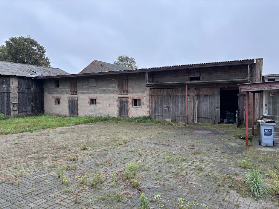 Dom z potencjalem 195m, dzialka 15.7 ar, pomieszczenia gospodarcze.