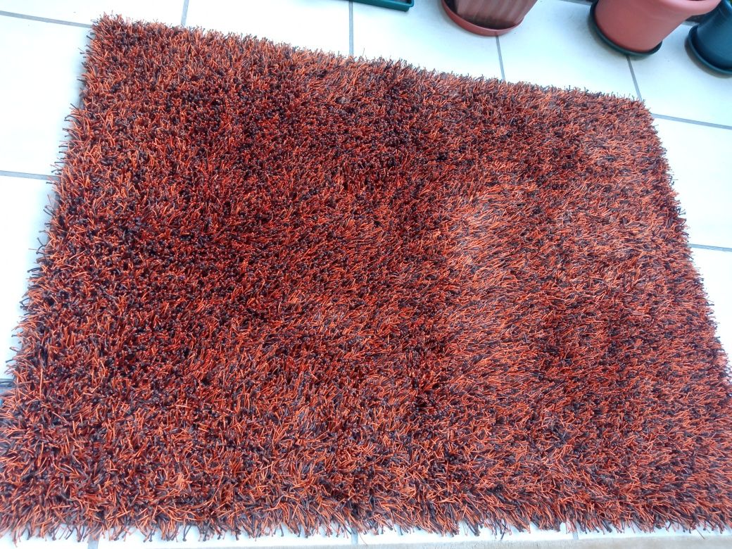 Carpete de fios castanha