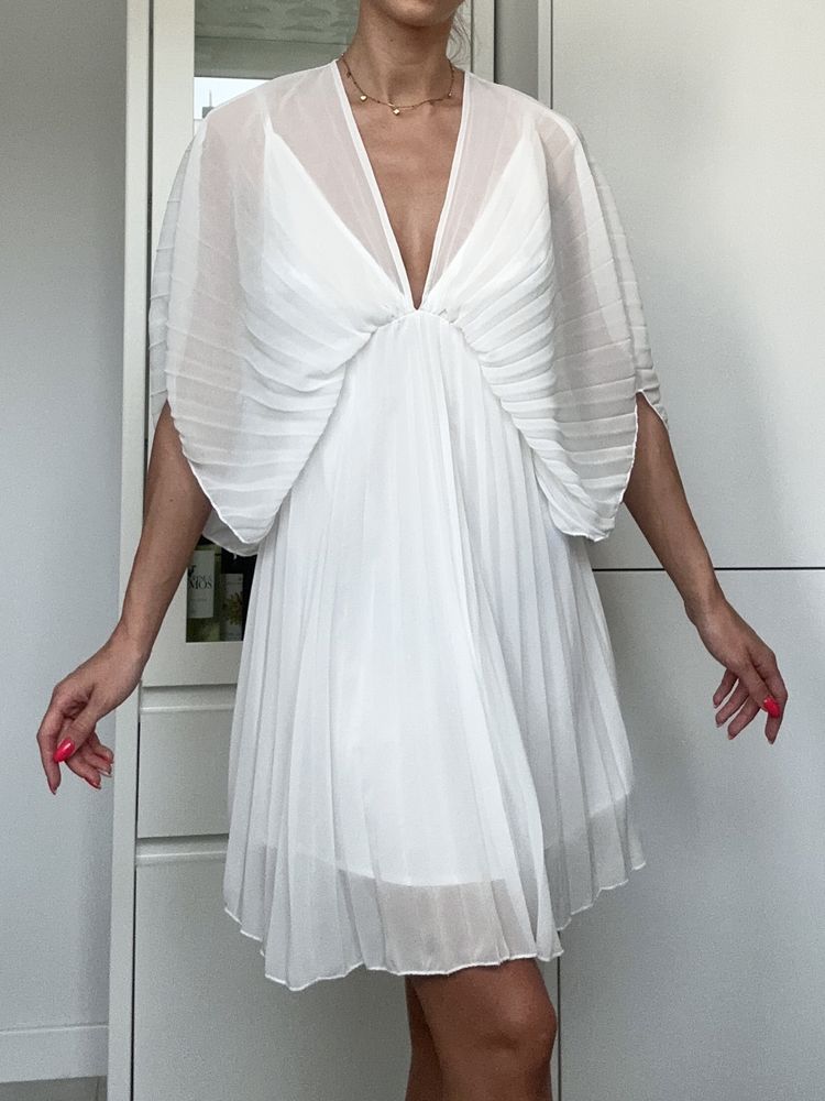 Biała zwiewna sukienka