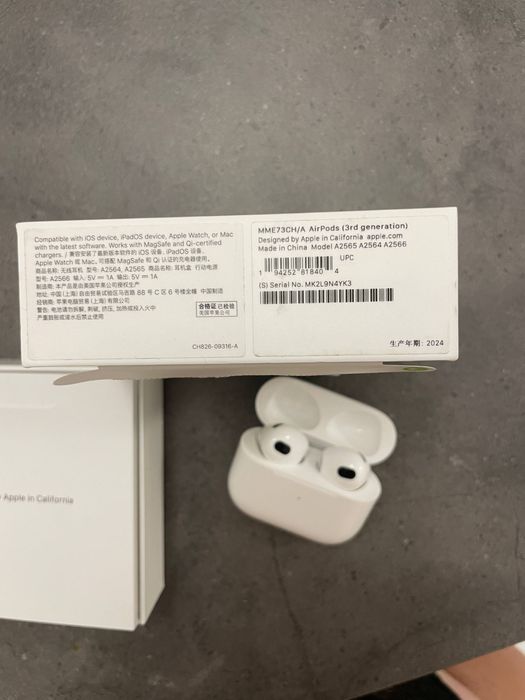 Apple AirPods (3rd generation) з MagSafe Charging Case.