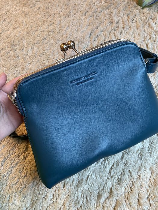 Продаю нову красиву сумочку з фурнітурою.