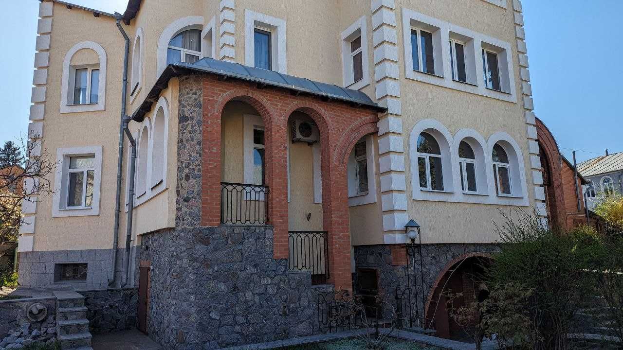 Продається добротний будинок в Центрі! Для великої родини