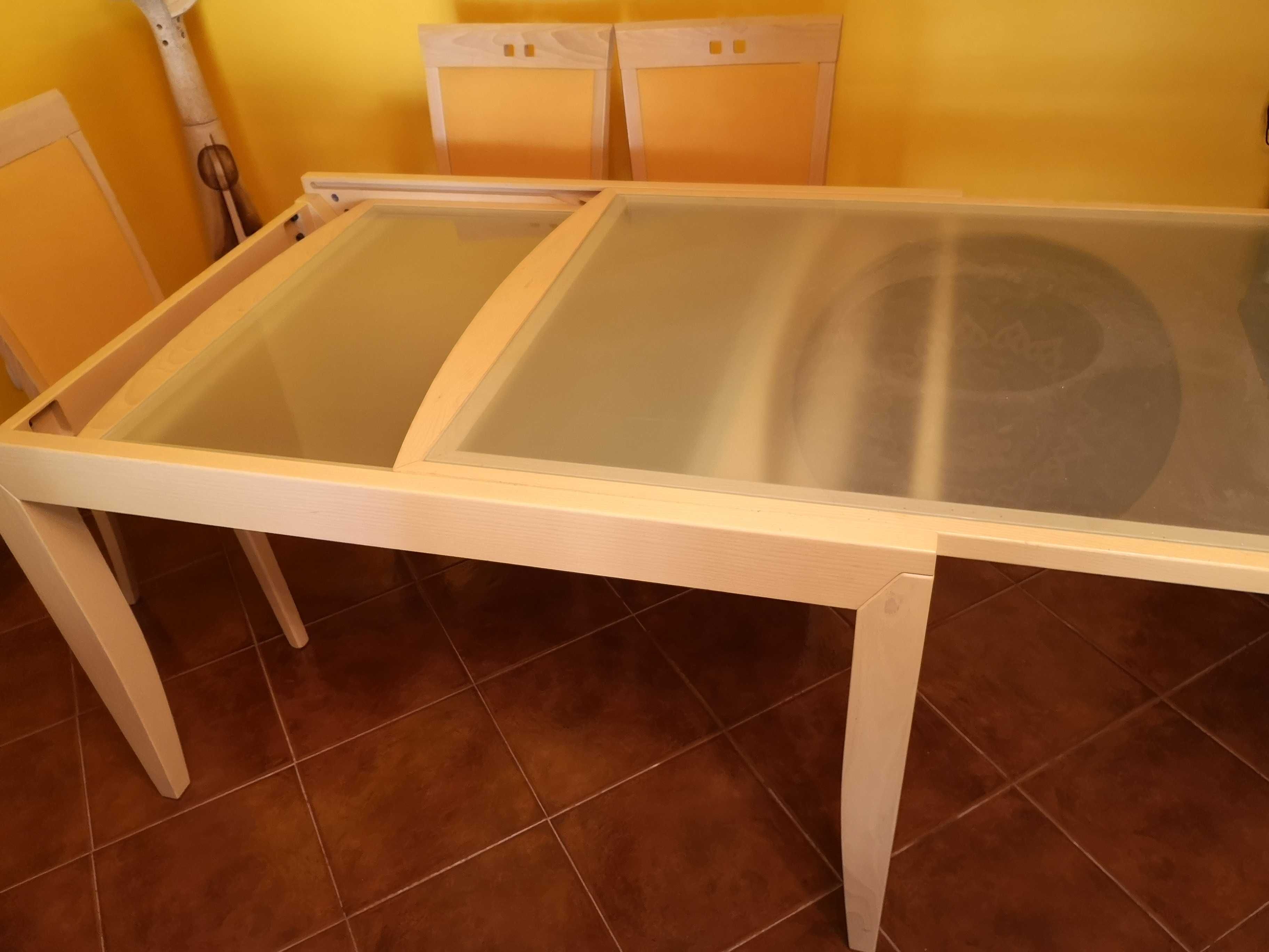 Mesa extensível de sala de jantar com 6 cadeiras.