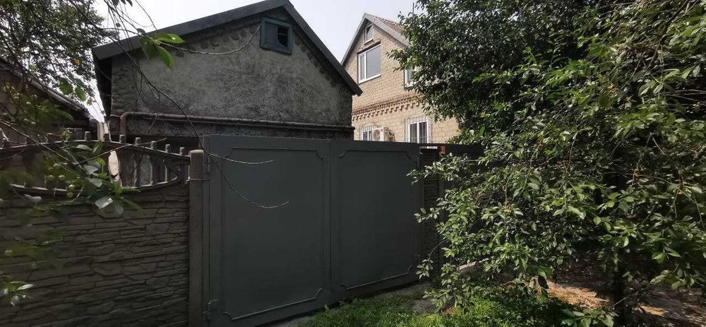 Продається двоповерховий будинок біля ЖД вокзалу