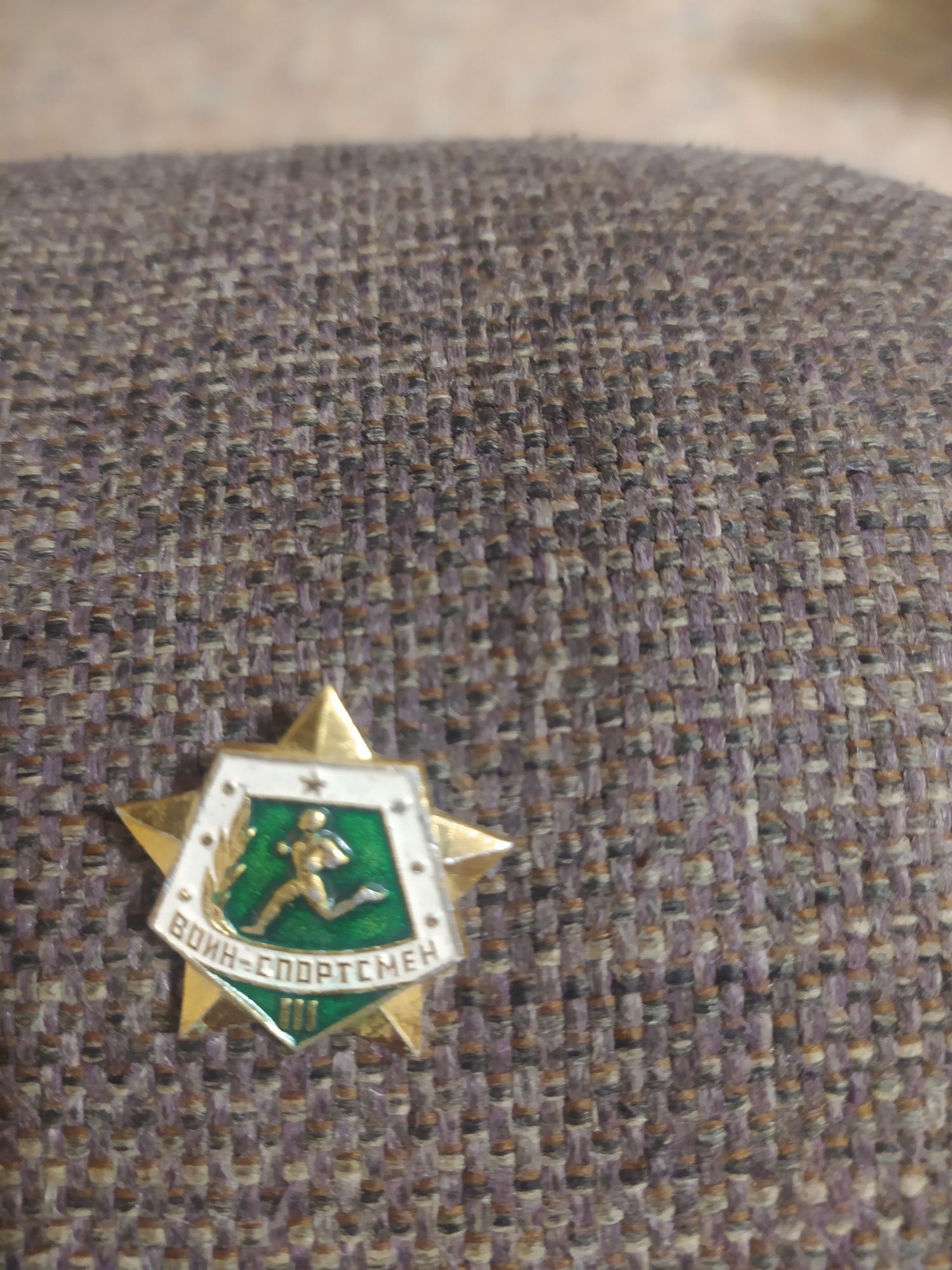 Продам значки военные