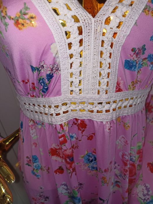 Nowa różowa  sukienka Boho w kwiaty z ażurowymi koronkami R.S/M