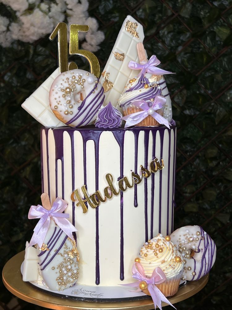 Bolos personalizados , de aniviersario, casamento e muito mais…