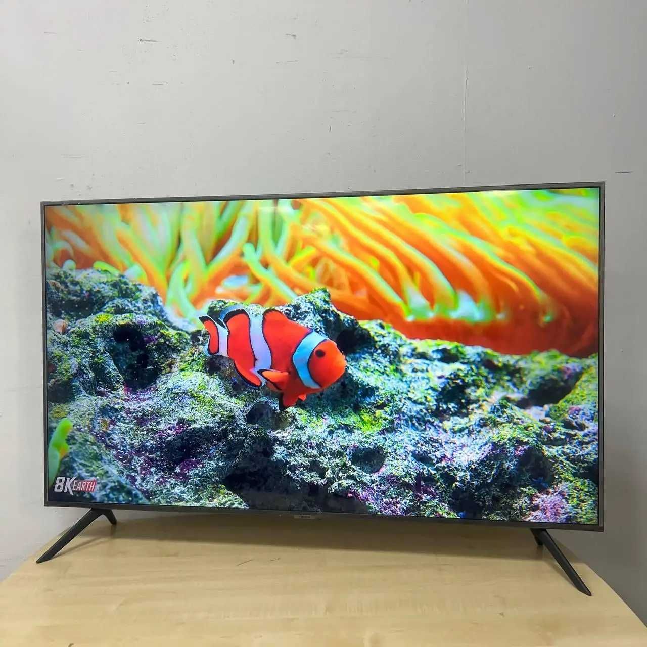Безрамковий телевізор Samsung 45" 4K Smart TV з комплектом кріплення