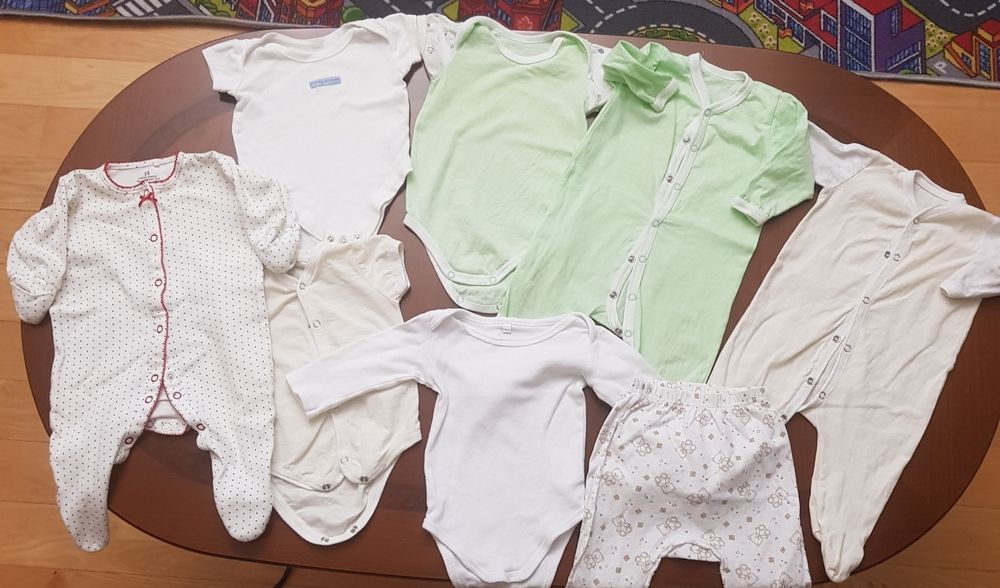 Дитячі речі для новонароджених.