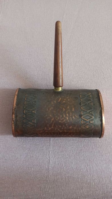 Miedziana zmiotka z lat 60 do zbierania okruchów ze stołu.