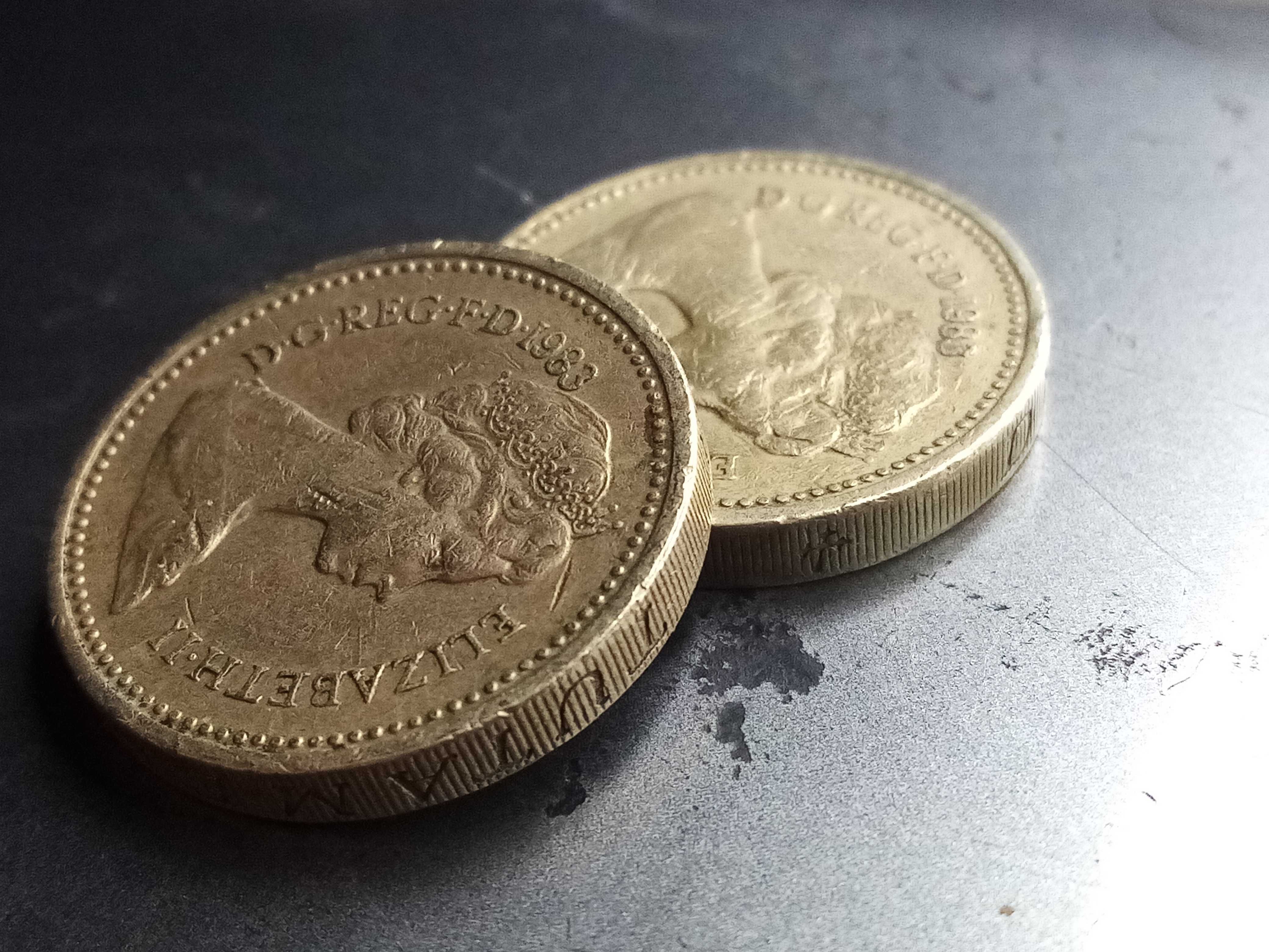 Moeda Rara Elizabeth II 1983 – Bordo Invertido! (DECUS TUTAMEN)