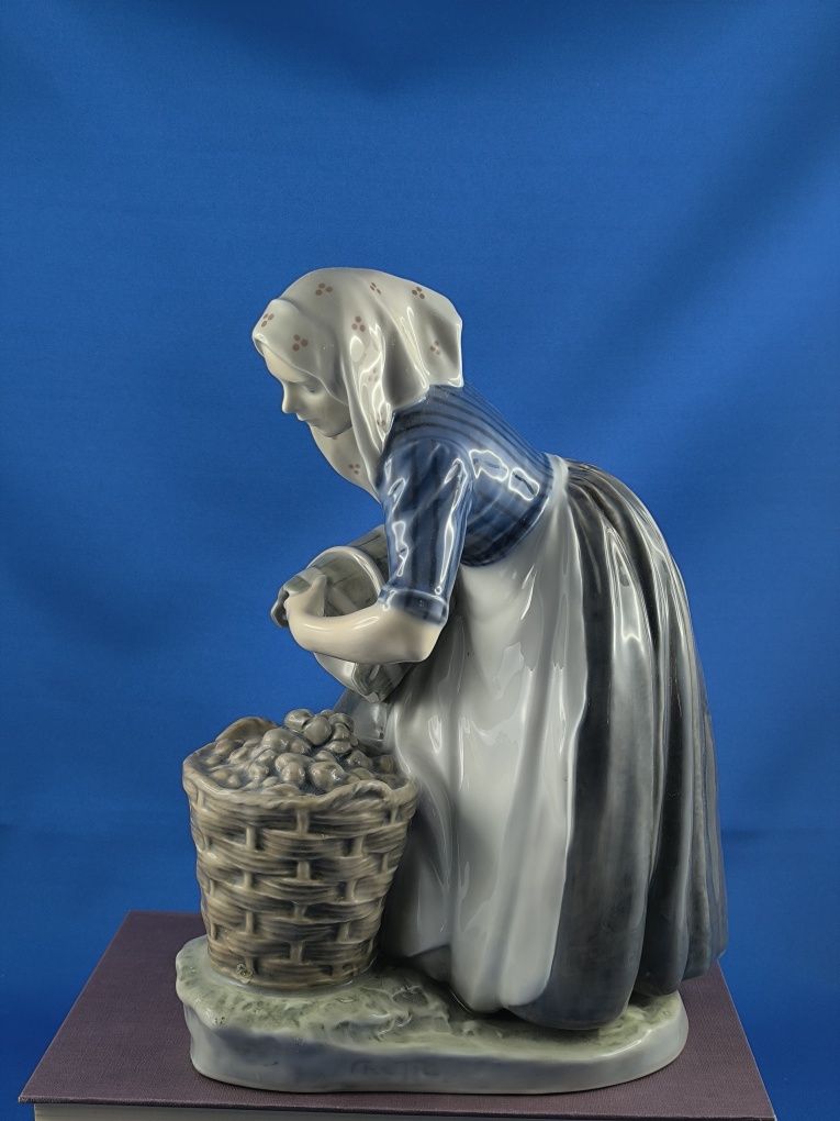 Kobieta z koszem ziemniaków Royal Copenhagen #porcelana #ozdoba
