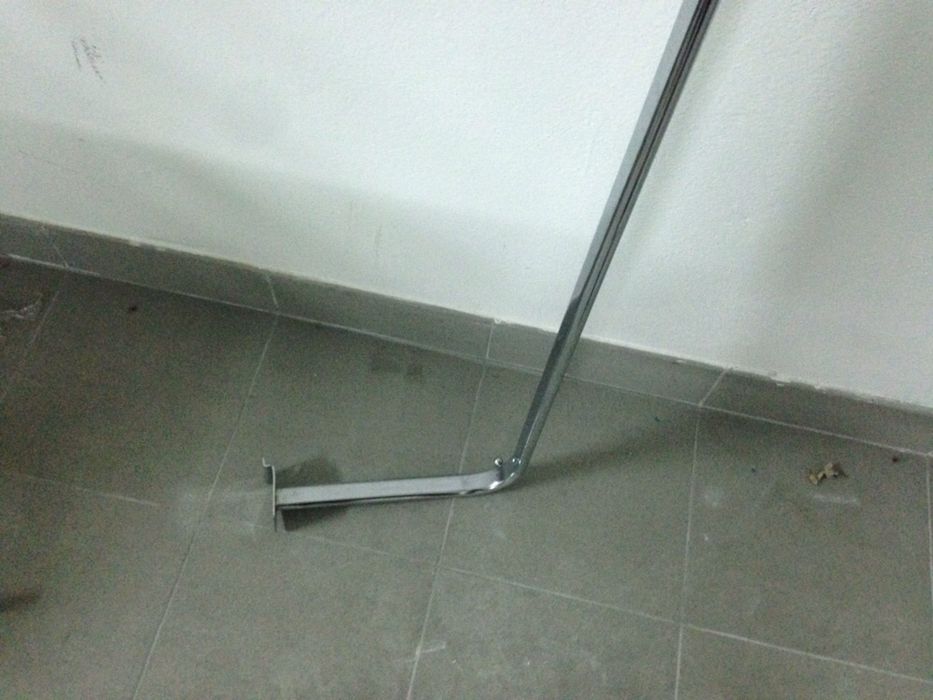 Artigo para fixar na parede ou na Multiregua como novo para por roupas