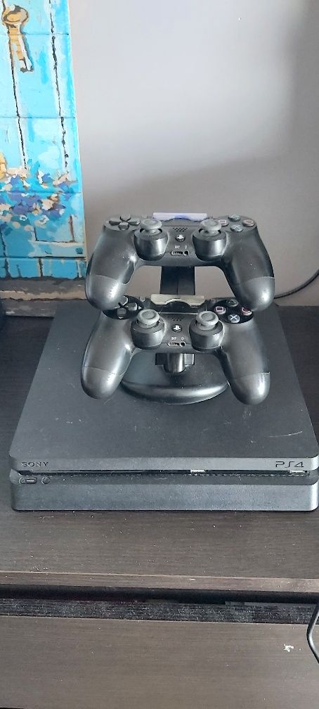 PS4 Slim 1 TB +2 pady ta gierki