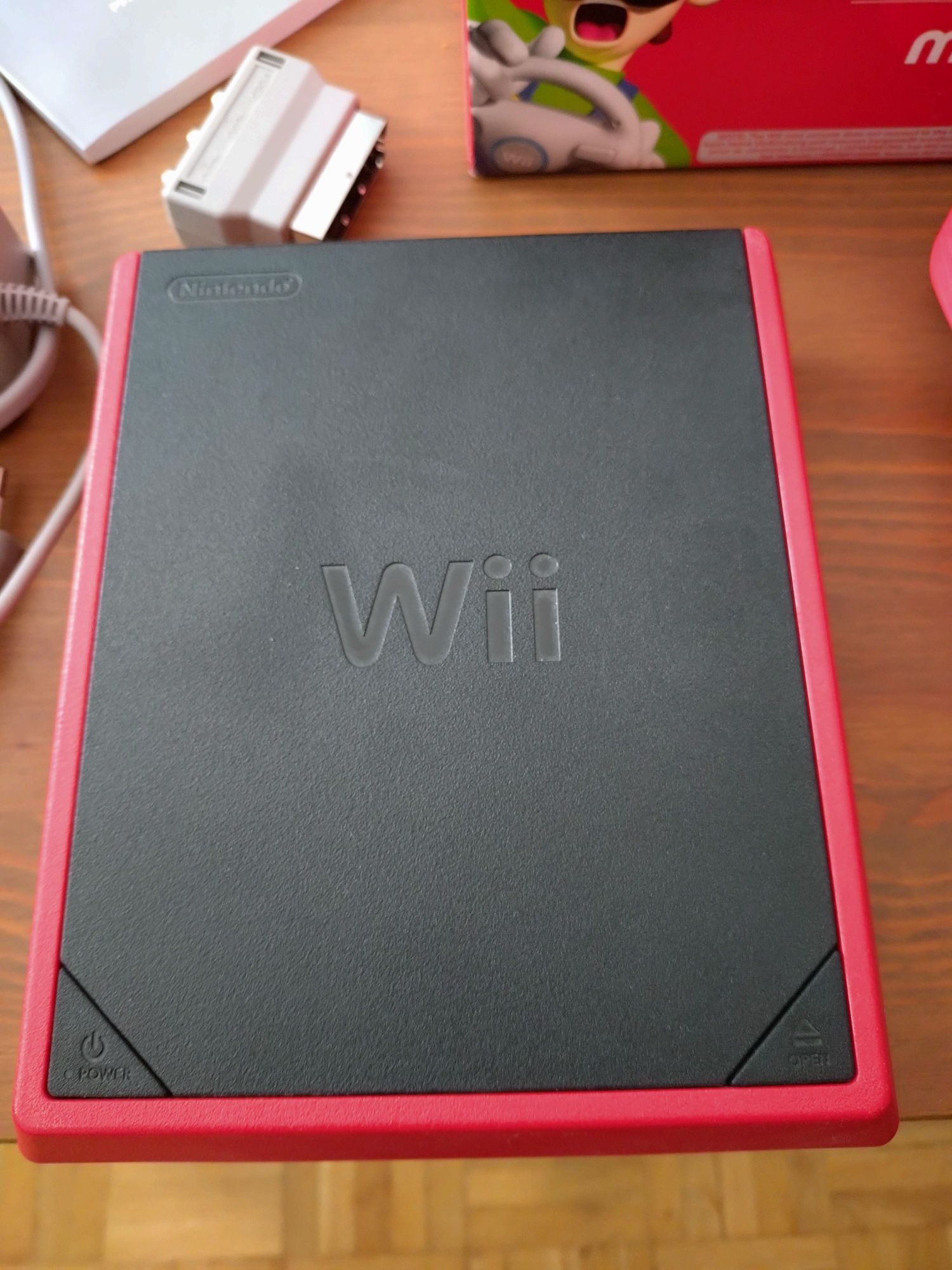 Konsola Nintendo Wii mini w stanie kolekcjonerskim.

- konsola w stani