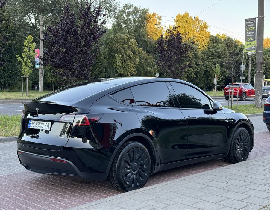 Tesla Y dual motor Long Range