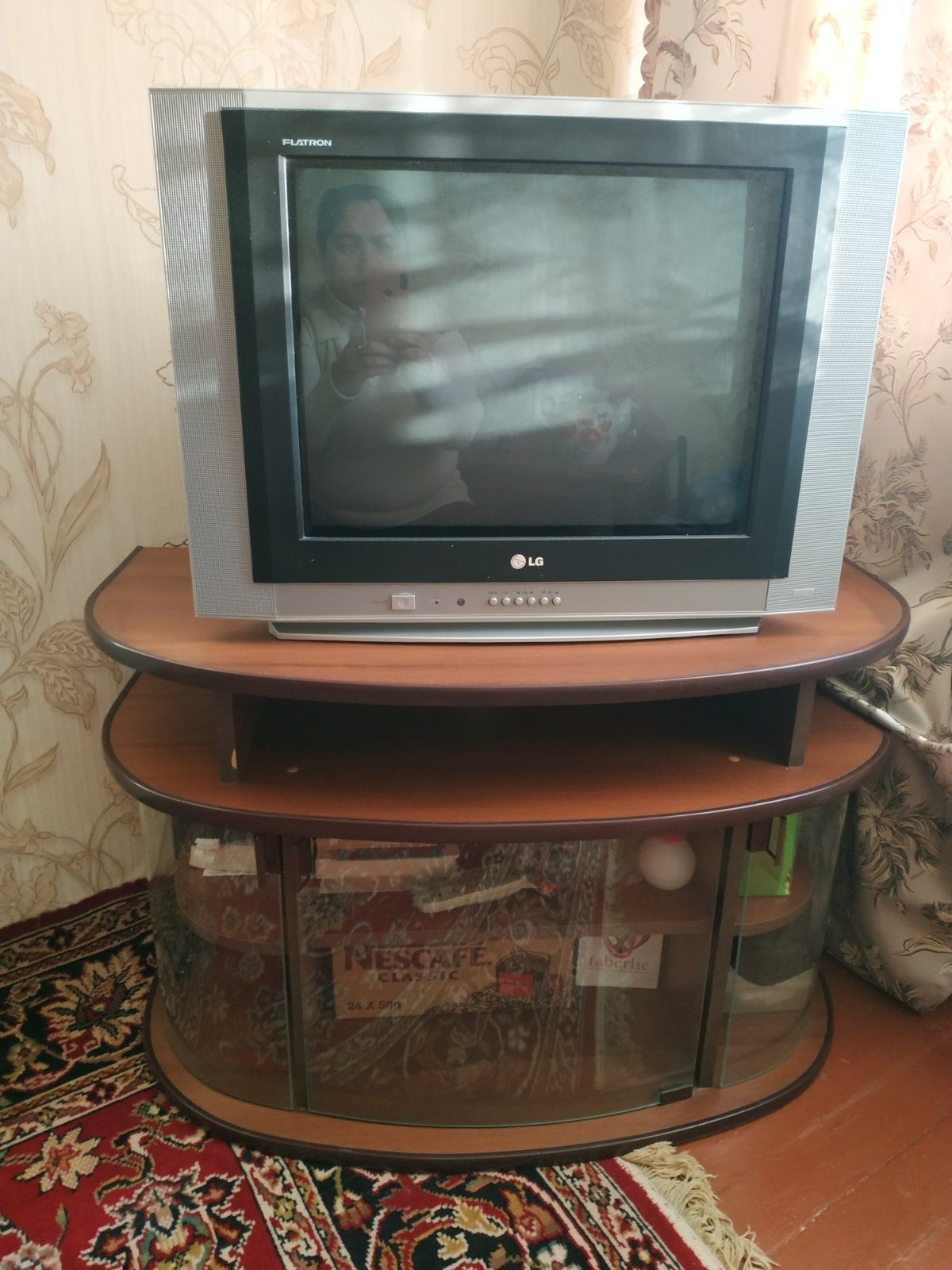 Тумбочка под телевизор с телевизором