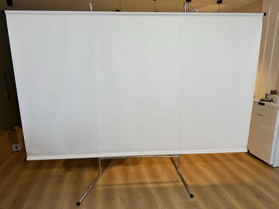 Екран для проектора ПРО-ЕКРАН на штативі 275 на 155 см (16:9), 124"