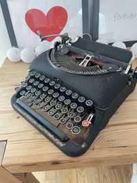 Maszyna do pisania stara pieknie sie prezentuje