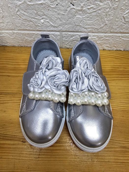 Buty srebrne na rzepy kwiaty perełki r26