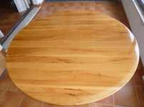 Tampo de mesa redondo em pereira maciça. Ø 134 cm, espessura 4 cm.