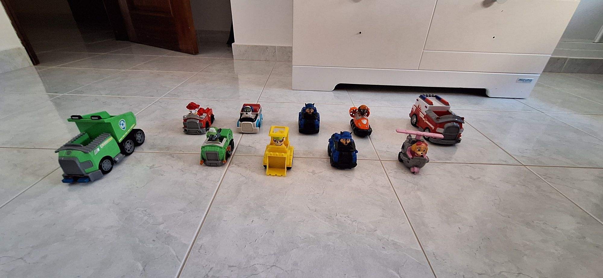 Figuras e carros patrulha pata