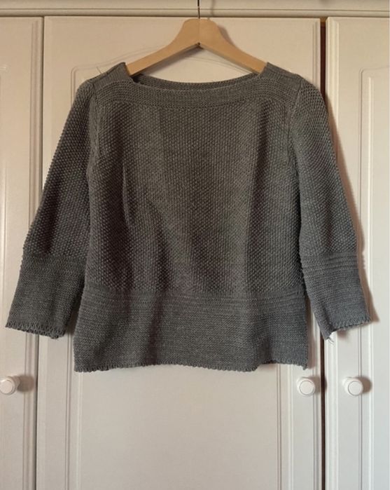 Camisola de malha cinzenta
